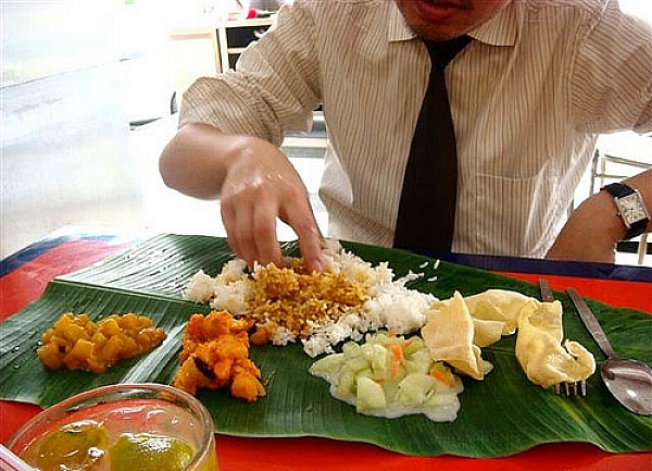 món cơm lá chuối malaysia
