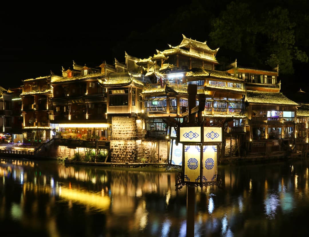 Giá tour đi Phượng Hoàng Cổ Trấn bằng máy bay có đắt không? Giá tour đi Phượng Hoàng Cổ Trấn bằng máy bay có đắt không?