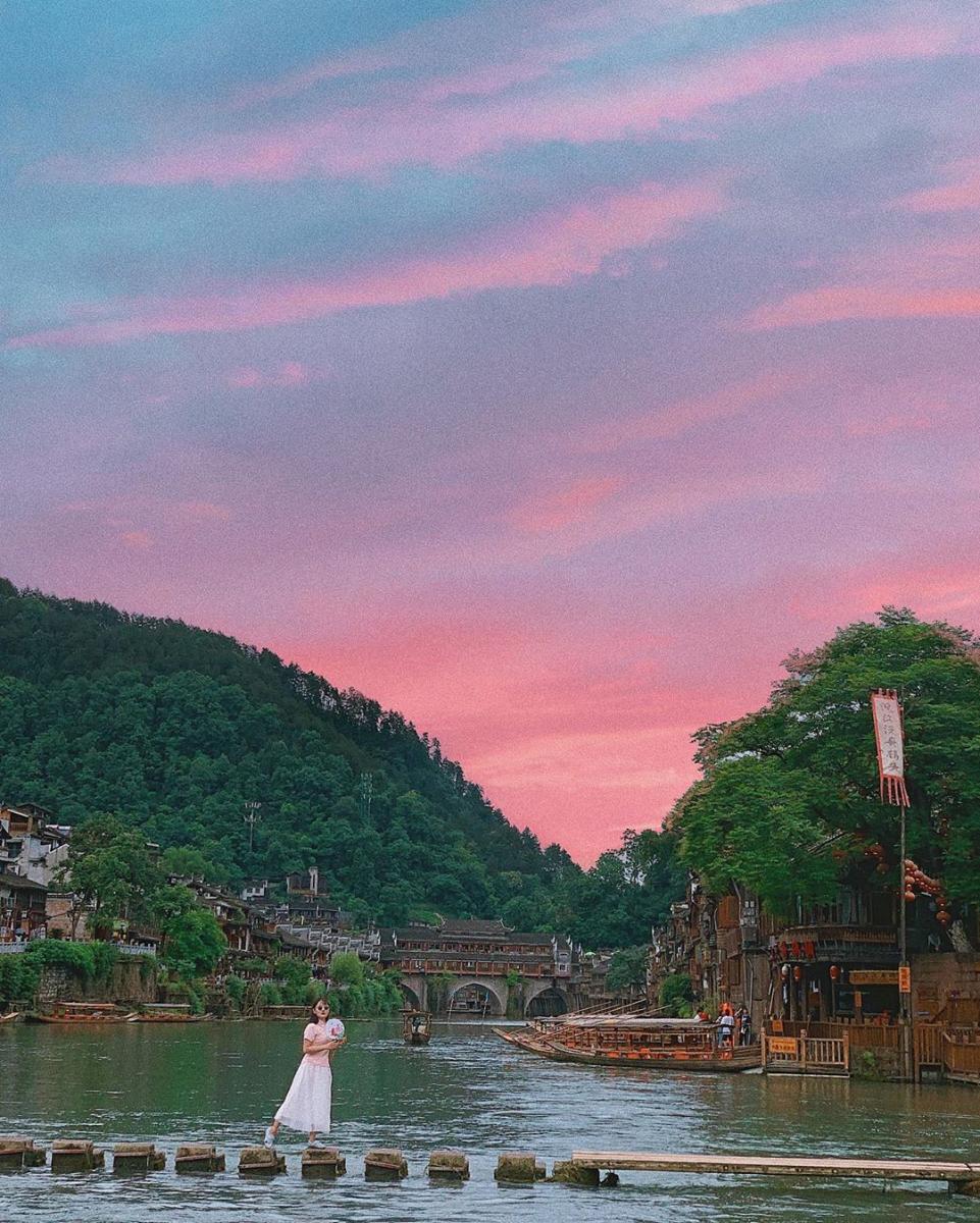 Giá tour đi Phượng Hoàng Cổ Trấn bằng máy bay có đắt không? Giá tour đi Phượng Hoàng Cổ Trấn bằng máy bay có đắt không?