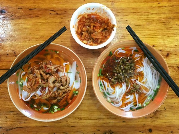 Thưởng thức món mỳ đặc biệt khi tham gia tour Phượng Hoàng cổ Trấn