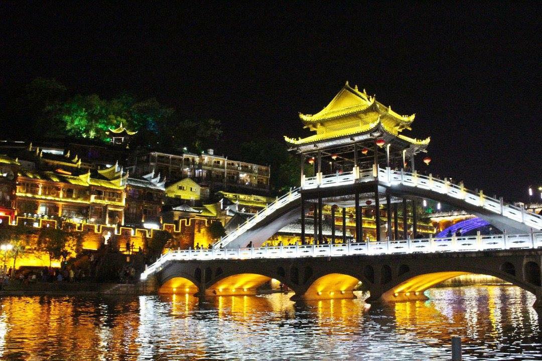 khám phá phượng hoàng cổ trấn vè đêm khám phá phượng hoàng cổ trấn vè đêm