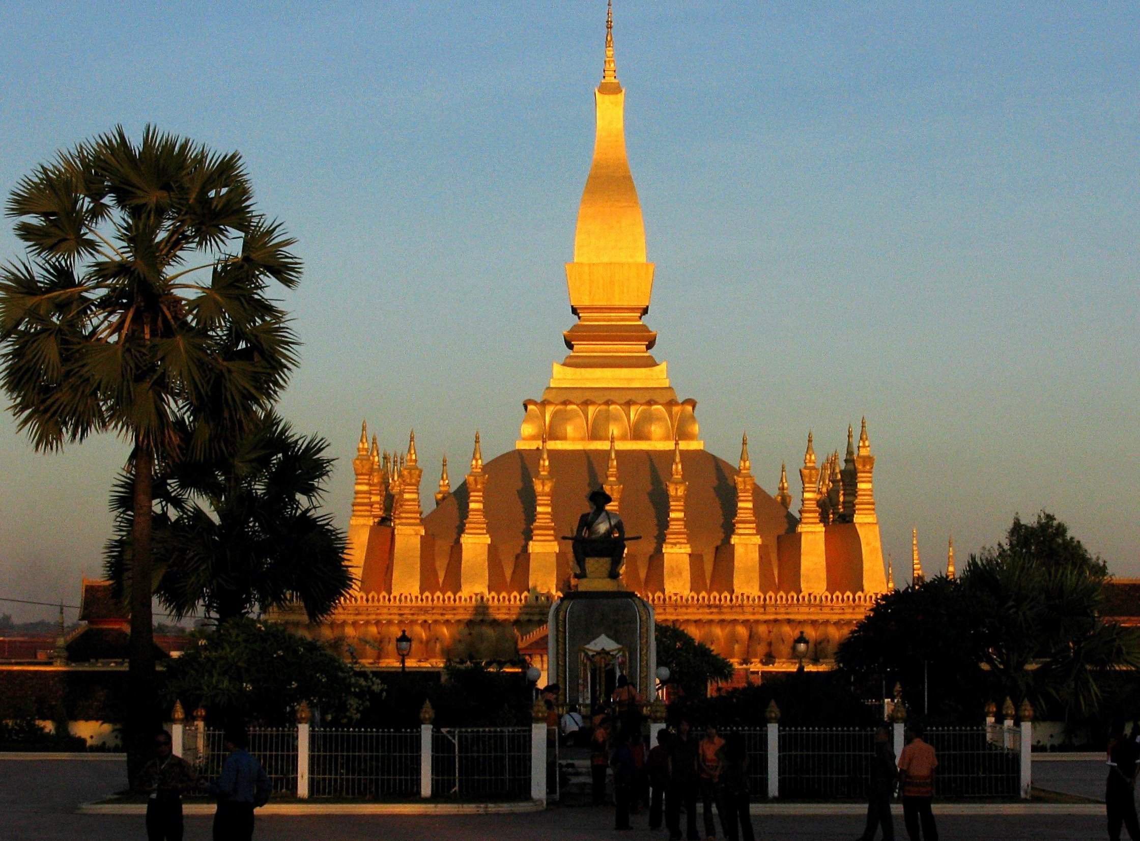 Du lịch Lào-Khám phá Thạt Luổng linh thiêng