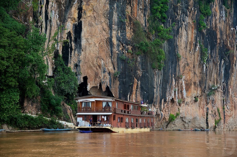 Khám phá hang động Pak Ou