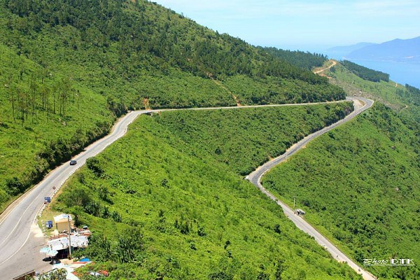 Lượn xe trên đèo Hải Vân