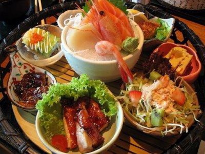 Ẩm thực tour du lịch singapore giá rẻ – Điểm hội tụ của nhiều hương vị Nằm ngay cửa ngõ của Châu Á, văn hóa Singapore chính là sự giao thoa của nhiều nền văn hóa khác nhau, đặc biệt là vô cùng độc đáo và đa dạng. Nét văn hóa đặc sắc này sẽ thể hiện rõ nhất qua hương vị ẩm thực tour du lịch singapore giá rẻ. Được coi là thủ đô ẩm thực của Châu Á, đặc biệt ẩm thực Singapore vô cùng phong phú với khá nhiều món ăn đến từ các quốc gia khác nhau. Ghé thăm tại các khu sắc tộc, bạn cũng có thể dễ dàng tìm thấy những món ăn đặc trưng đặc biệt của người Trung Quốc, Ấn Độ, Malaysia, Peranakan… Nếu bạn đã muốn thưởng thức những món ăn phương Tây hiện đại thì có thể bạn cần tìm đến những nhà hàng khách sạn lớn. Món ăn Malaysia trong tour du lịch singapore giá rẻ chế biến theo phong cách Hồi giáo, đặc biệt là thức ăn chay của vùng Nam Ấn, hay là món cơm trộn của miền Bắc Ấn, đây là món điểm tâm của người Quảng Châu, vịt quay Bắc Kinh, đặc biệt là mì Phúc Kiến hay cơm gà Hải Nam… tất cả đều có mặt trên đảo quốc Sư tử. Bước chân từng bước lên đảo quốc này, dạo quanh khắp các trung tâm ẩm thực, hay nhà hàng, bạn sẽ nhận thấy rằng món ăn Trung Quốc là mảng chính của ẩm thực Singapore. Người Trung Quốc tin vào việc kết hợp đặc biệt các nguyên liệu để tăng cường hòa hợp âm dương trong món ăn. Bất cứ một món ăn nào của nơi đây cũng mang ý nghĩa riêng như mì sợi tượng trưng cho những sự trường thọ, hào tượng trưng cho điềm may và cá tượng trưng cho thịnh vượng đặc biệt phát đạt. Ở Singapore, việc thưởng thức từ những món ăn như vịt quay Bắc Kinh, mì Phúc Kiến, hay có thể là cho đến những món cay Tứ Xuyên hay những món ăn của người Triều Châu và cả những món đặc sản địa phương như cua chiên ớt, đặc biệt là canh sườn hầm thuốc bắc, gỏi rau quả Rojak… đều không có gì là khó. Ẩm thực tour du lịch singapore giá rẻ – Điểm hội tụ của nhiều hương vị - Những món ăn đến từ miền Nam và miền Bắc Ấn Độ đều có thể tìm thấy tại nơi đây, thậm chí món cá ri đầu cá rất nổi tiếng của miền Nam Ấn lại là một món ăn đặc sắc, rất được yêu thích ở Singapore bởi hương vị cay đậm đà của nó. Những món ăn Malaysia với nhiều loại thảo dược và gia vị khác nhau cũng được nêm nếm sao cho phù hợp với khẩu vị của từng địa phương trên đảo quốc. Ẩm thực độc đáo của người Peranakan hay còn gọi là ẩm thực Nonya mang đến sự pha trộn các hương vị ẩm thực Trung Hoa, Malaysia và Indonesia, cũng du nhập vào Singapore. Cà ri gà ayam buah keluak, mì sợi laksa là những món ăn Peranakan mà bạn không nên bỏ qua khi tới Singapore. Và nếu bạn đi tour du lịch singapore giá rẻ thích thú hơn với mì Ý, hay đồ ăn Pháp thì cũng không quá khó để kiếm tìm.