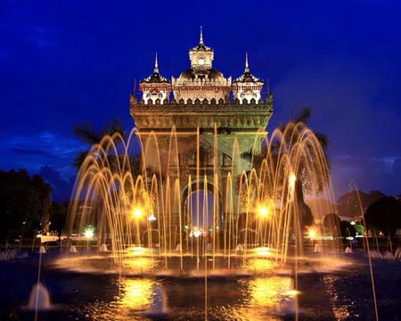 Du lịch lào tham quan Khải hoàn môn Patuxay du-lich-lao-khai-hoan-mon