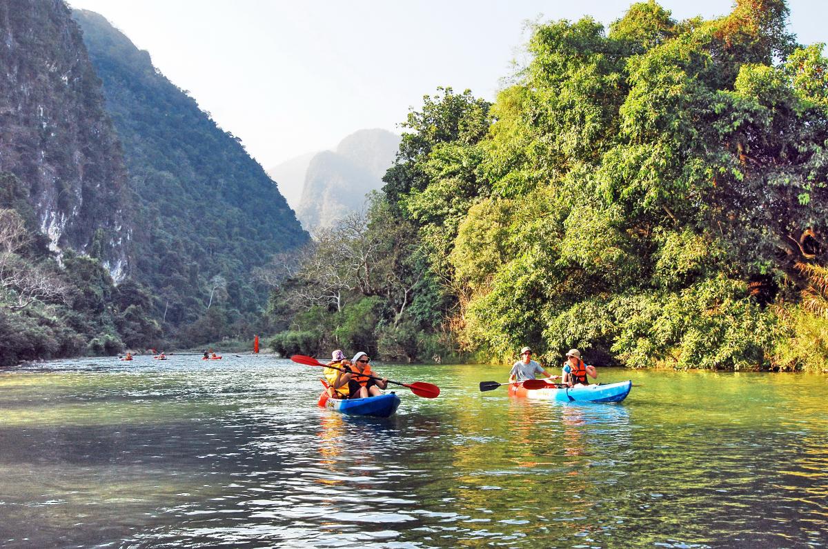 du-lich-lao-kham-pha-vang-vieng-cheo-kayak
