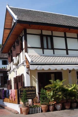 Nhà nghỉ giá rẻ cho du khách du lịch lào nha-nghi-o-luong-pha-bang-cho-khach-du-lich-lao-1