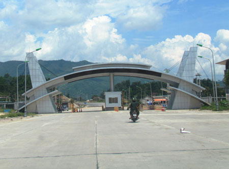qua cửa khẩu Cầu Treo