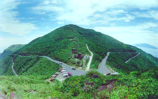Rong chơi trên đèo Hải Vân cùng tour đà nẵng Biết đâu đấy khi trở về, bạn đi tour đà nẵng sẽ được “F5″ lại tinh thần và có thể sẵn sàng cho những công việc và sáng tạo mới. Đèo Hải Vân được liệt kê là có chiều dài 21 km, với đỉnh cao nhất gần 500 m. Từ khi chưa có đường hầm, đèo Hải Vân luôn luôn đông đúc người và xe cộ, nhiều nhánh cua gấp nên khá nhiều tai nạn đã xảy ra tại nơi đây. Giờ đi đường bạn vẫn sẽ gặp nhiều miếu thờ nhỏ nhỏ được dựng lên nằm rải rác trên đèo. Rong chơi trên đèo Hải Vân cùng tour đà nẵng - Nhưng đó là chuyện của quá khứ, giờ đèo Hải Vân vắng vẻ, lặng lẽ và đáng yêu, thích hợp với những cuộc du ngoạn bất ngờ của khách du lịch. Bao lâu nay, đèo Hải Vân luôn là một hàng rào phân cách khí hậu giữa hai kiểu thời tiết đặc trưng miền Bắc và miền Nam. Vì thế càng lên đèo cao về phía Thừa Thiên Huế, bạn đi tour đà nẵng càng cảm nhận được sự thay đổi rõ rệt của thời tiết, đặc biệt vào mùa đông, vì thế nhớ mang theo một áo khoác nhé.