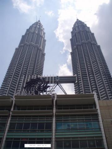 tháp đôi petronas biểu tượng và điểm du lịch không thể bỏ lỡ khi đến malaysia