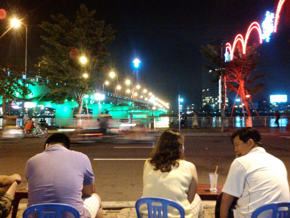 Uống-nước-dừa-ngắm-sông-Hàn